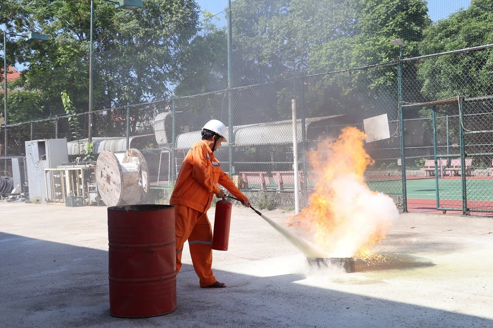 Tham gia thực hành phòng cháy, chữa cháy