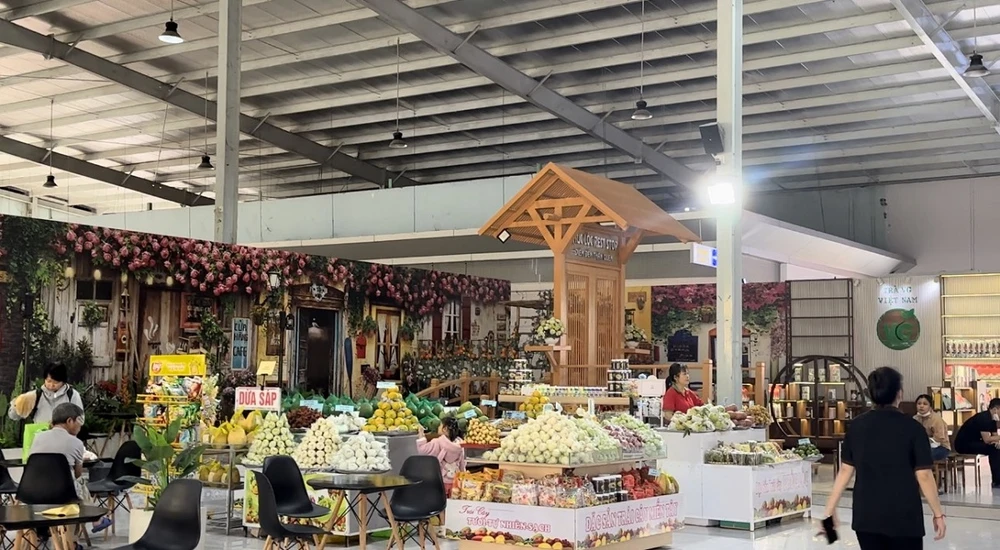 Khách dừng chân ở trạm dừng chân Phúc Lộc thoả thích mua sắm các loại trái cây đặc sản theo mùa của miền Tây sông nước.