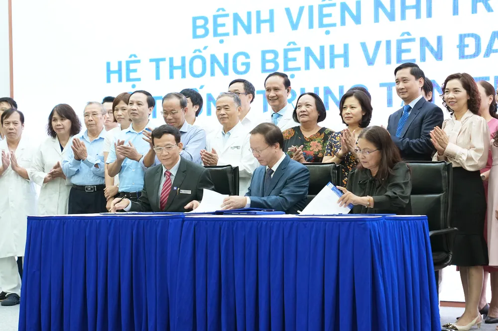 Buổi lễ ký kết hợp tác chiến lược giữa Bệnh viện Nhi Trung ương, Hệ thống BVĐK Tâm Anh và Hệ thống tiêm chủng VNVC diễn ra ngày 29-7 tại Hà Nội. Ảnh: BVCC Buổi lễ ký kết hợp tác chiến lược giữa Bệnh viện Nhi Trung ương, Hệ thống BVĐK Tâm Anh và Hệ thống tiêm chủng VNVC diễn ra ngày 29-7 tại Hà Nội. Ảnh: BVCC