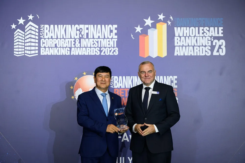 Ông Tim Charlton – Tổng biên tập ABF trao giải cho ông Trần Hoài Nam - Phó Tổng giám đốc HDBank Ông Tim Charlton – Tổng biên tập ABF trao giải cho ông Trần Hoài Nam - Phó Tổng giám đốc HDBank