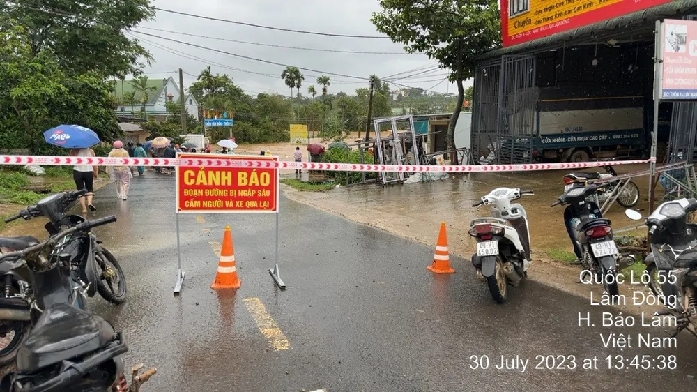 Ngầm (cống ngầm) Lộc Nam ngập sâu gây chia cắt Quốc lộ 55 nối giữa Lâm Đồng và Bình Thuận. Ngầm (cống ngầm) Lộc Nam ngập sâu gây chia cắt Quốc lộ 55 nối giữa Lâm Đồng và Bình Thuận.