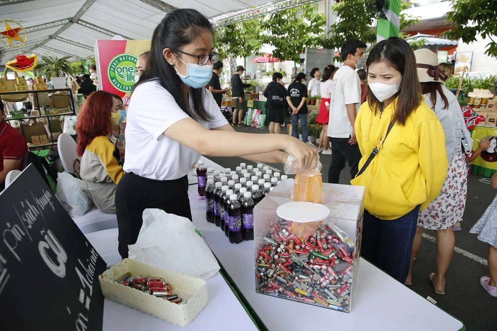 Người dân mang pin cũ đến đổi quà tại ngày hội Người dân mang pin cũ đến đổi quà tại ngày hội