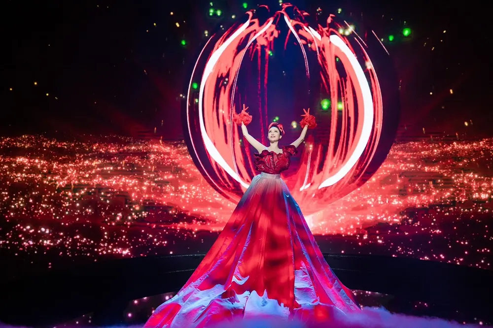 “Chim công làng múa” Linh Nga trình diễn trên visual bông hoa thịnh vượng.