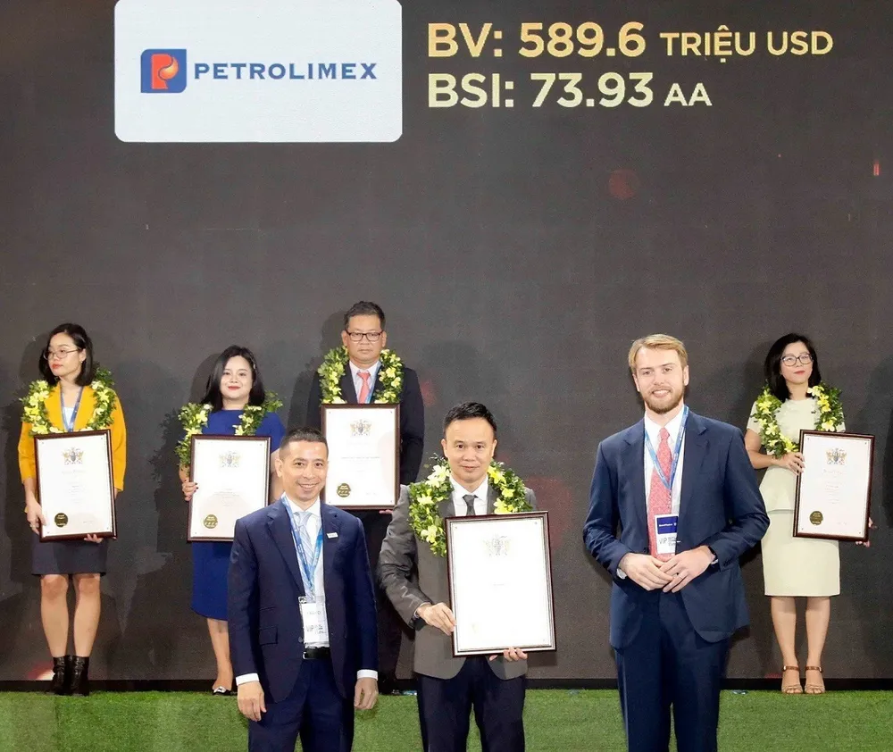 Đại diện Petrolimex nhận vinh danh “Top 100 thương hiệu giá trị nhất Việt Nam năm 2023” Đại diện Petrolimex nhận vinh danh “Top 100 thương hiệu giá trị nhất Việt Nam năm 2023”