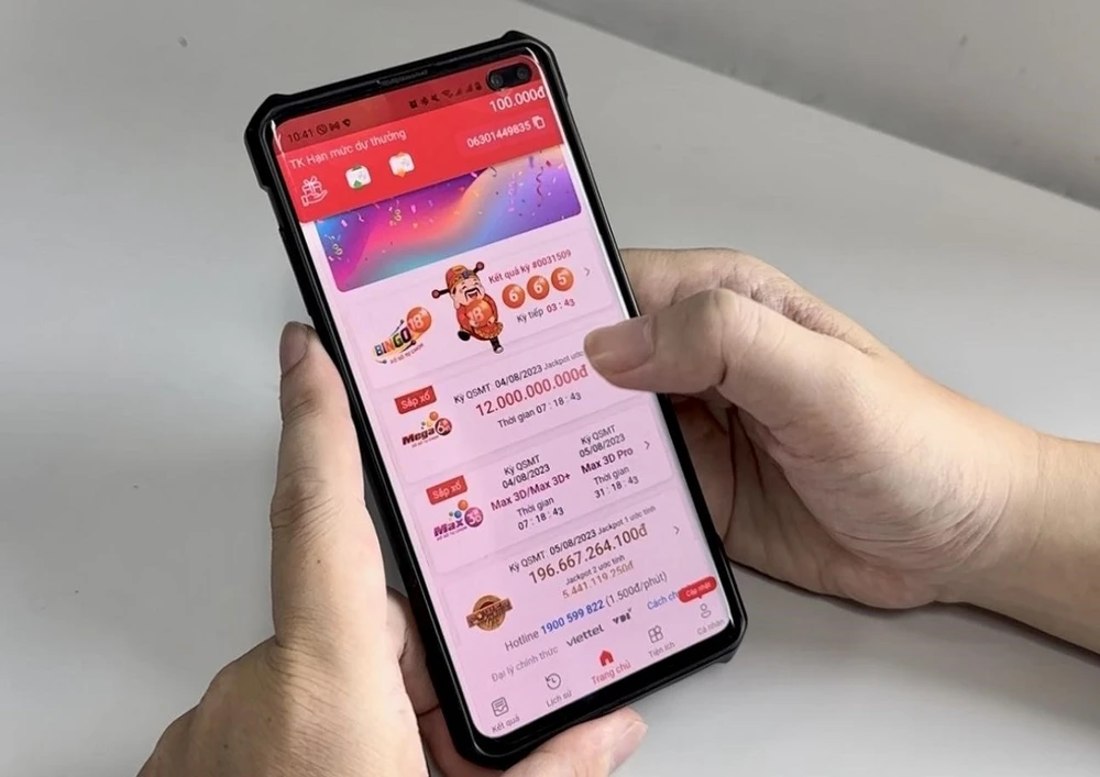 Người chơi mua vé tại điểm bán hàng trên toàn quốc và kênh điện thoại Vietlott SMS. (Nguồn ảnh: Vietlott)