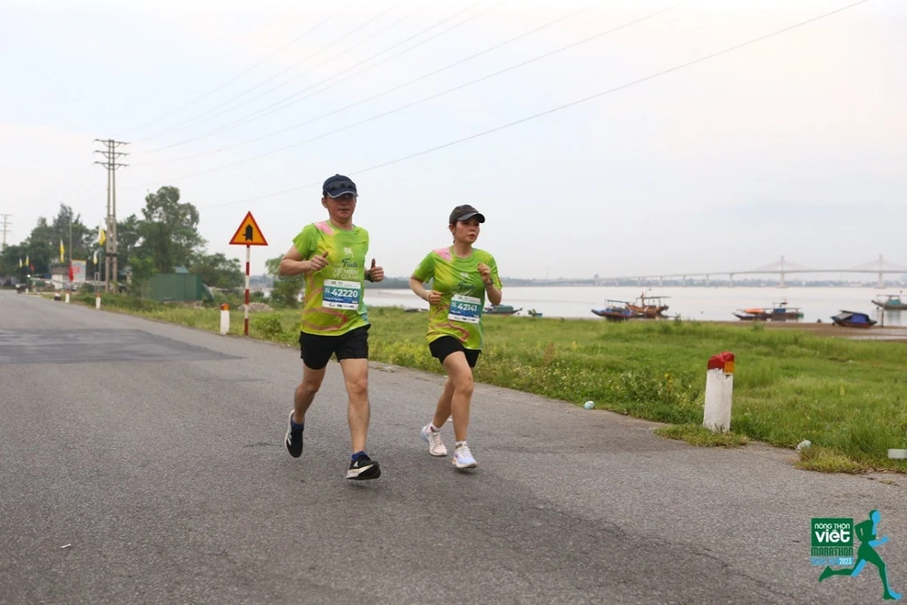 Các runner hào hứng chinh phục cung đường đẹp thơ mộng bên bờ sông Lam