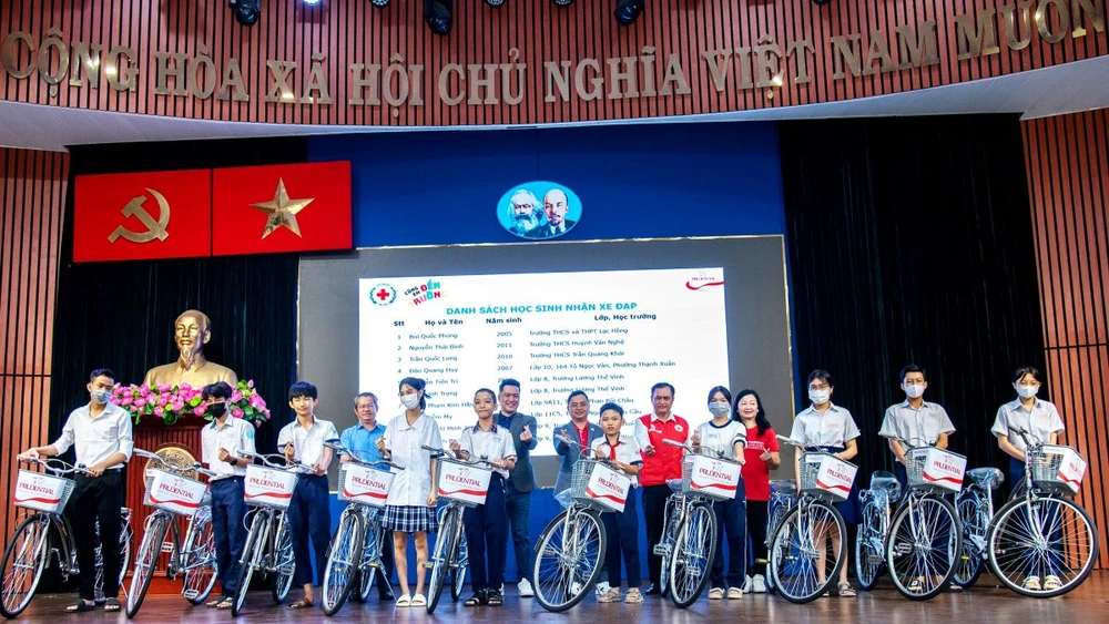 Các em chụp hình lưu niệm cùng đại biểu.