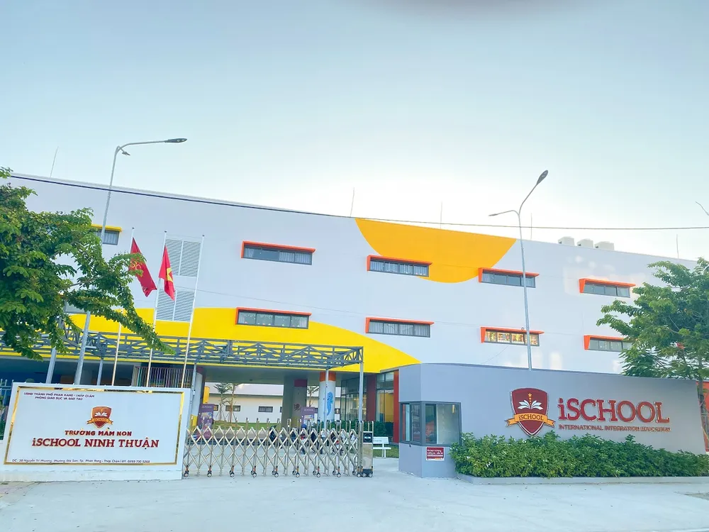 Cổng trường mầm non