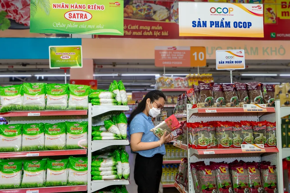 SATRA tạo điều kiện để các sản phẩm OCOP được trưng bày tại những vị trí thuận lợi để người tiêu dùng dễ dàng nhận biết, lựa chọn.. Ảnh chụp quầy hàng OCOP tại Satramart Siêu thị Phạm Hùng. Ảnh: SATRA. san-pham-den-ngươi-tieu-dung.jpg
