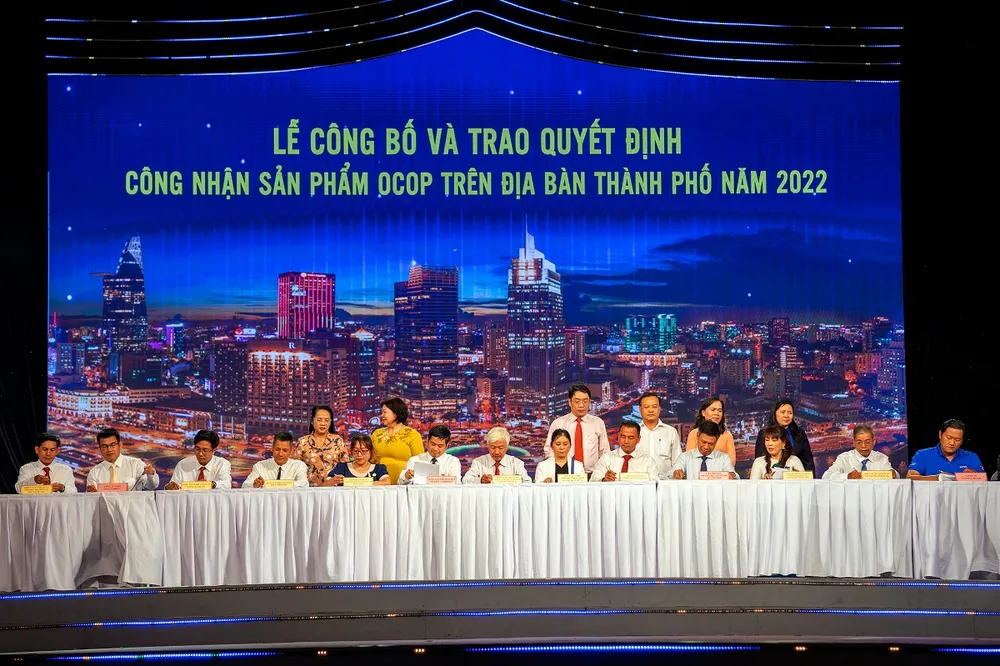 Tổng Giám đốc SATRA Lâm Quốc Thanh (hàng ngồi, thứ sáu, từ trái qua) đã ký biên bản ghi nhớ với các nhà cung cấp đạt Giấy chứng nhận sản phẩm OCOP chuẩn 3 và 4 sao của UBND TP.HCM 2022. Ảnh: SATRA san-pham-ocop1.jpg