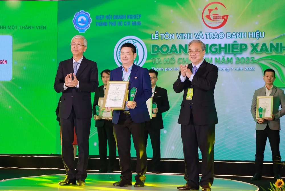 Ông Lâm Quốc Thanh – Tổng Giám đốc SATRA nhận Giấy chứng nhận và Kỷ niệm chương ở Lễ Tôn vinh và trao danh hiệu “Doanh nghiệp xanh TP.HCM năm 2023”. Ảnh: SATRA satra-tang-truong-xanh1.jpg
