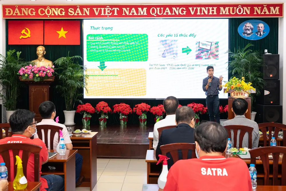 Không thể thành công “chuyển đổi xanh” nếu không “chuyển đổi số”. SATRA đã tổ chức các buổi hội thảo về chuyển đổi số. Ảnh: SATRA satra-tang-truong-xanh3.jpg