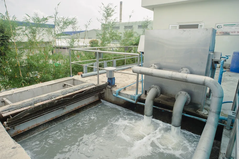 Để hướng tới sự phát triển bền vững, SATRA luôn cân bằng giữa hoạt động sản xuất kinh doanh và việc bảo vệ môi trường. Ảnh chụp tại Hệ thống xử lý nước thải của Công ty Phát triển Kinh tế Duyên Hải (Cofidec). Ảnh: SATRA satra-tang-truong-xanh4.jpg