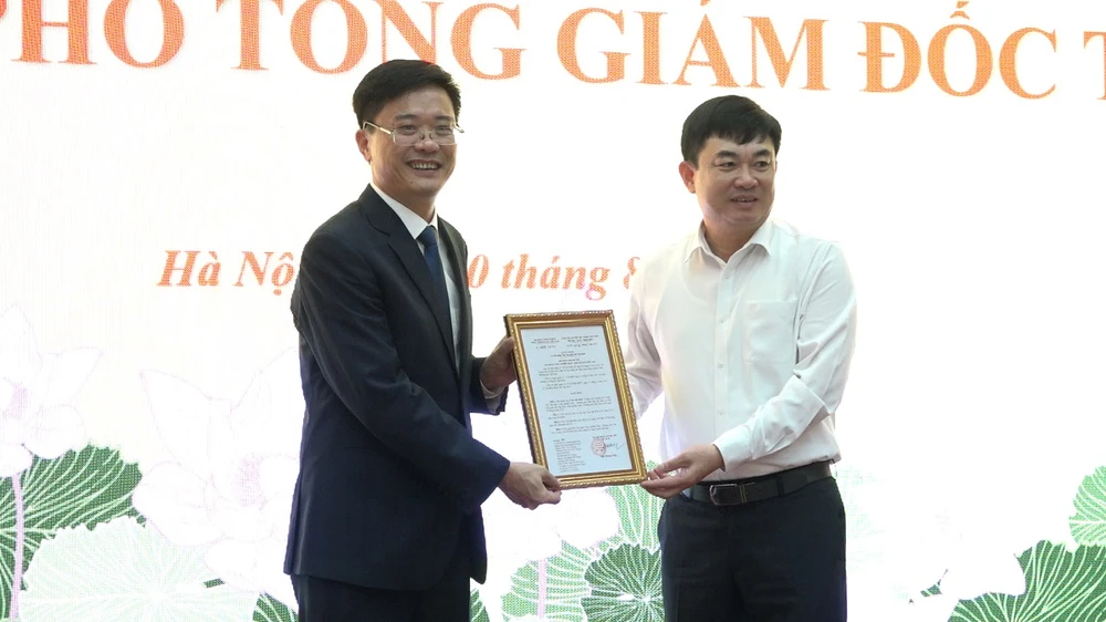 Bí thư Đảng ủy, Chủ tịch HĐTV TKV Ngô Hoàng Ngân (phải) trao quyết định bổ nhiệm cho ông Trần Hải Bình. TKV 31-8.jpg