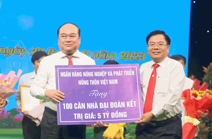 Đồng chí Lê Viết Quyền – Giám đốc Agribank Hậu Giang (bên phải) trao biểu trưng 100 căn nhà Đại đoàn kết trị giá 5 tỷ đồng agribank-hau-gia-trao-tang-nha-dai-doan-ket-1.png