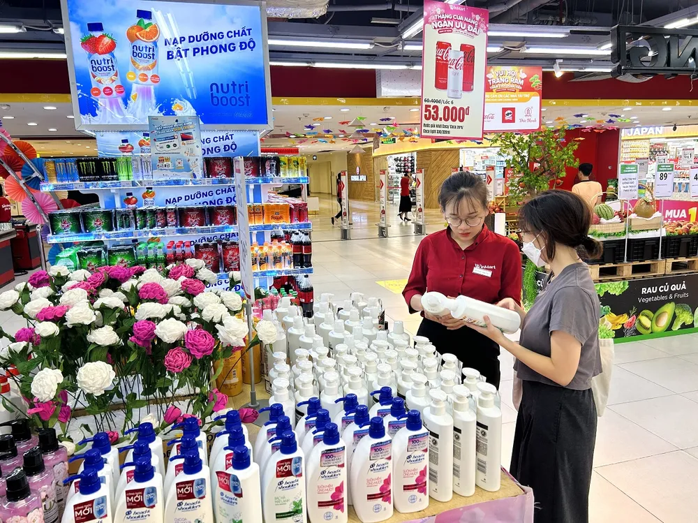 Chương trình “Tháng của nàng, ngàn ưu đãi” diễn ra từ ngày 5-10 đến ngày 20-10 với các ưu đãi lên tới 35% cho nhóm hàng hóa mỹ phẩm khuyen-mai-ngay-20-10-1943-4840.jpg