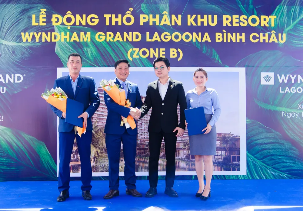Cái "bắt tay" giữa Lãnh đạo Đạt Gia và Nhà thầu chính Decofi thể hiện tâm huyết phát triển Phân khu Resort Wyndham Grand Lagoona Bình Châu. lagoonaBinhChau1.png