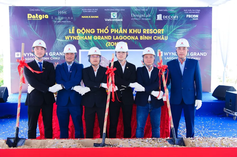 Đại diện Chủ đầu tư Đạt Gia, Nhà thầu chính Decofi, Nhà thầu phụ Fecon South và Ngân hàng Nam Á tại buổi lễ. lagoonaBinhChau2.png.jpg