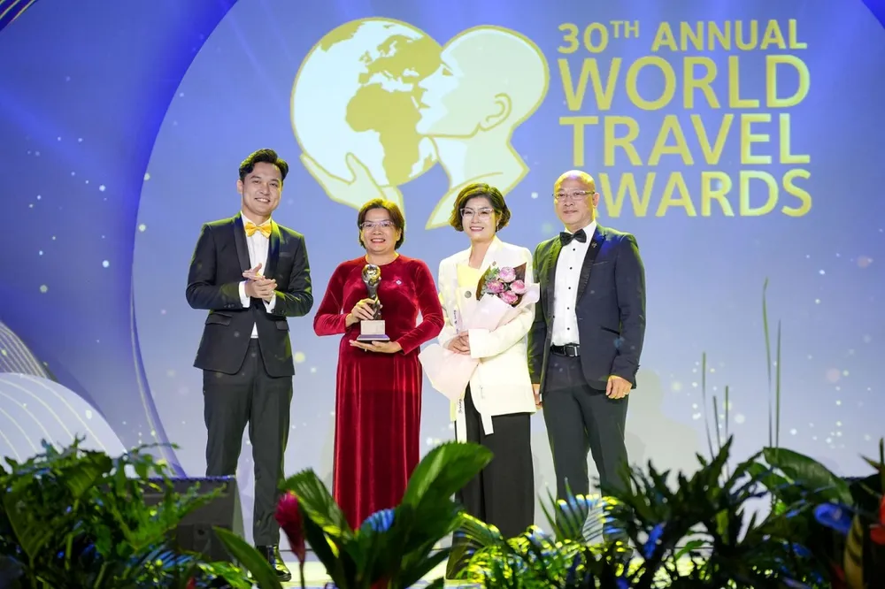 Đại diện lãnh đạo Sun Group nhận giải thưởng tại Lễ trao giải WTA khu vực châu Á - châu Đại Dương 3 dai-dien-sun-group-nhan-giai-thuong.jpg