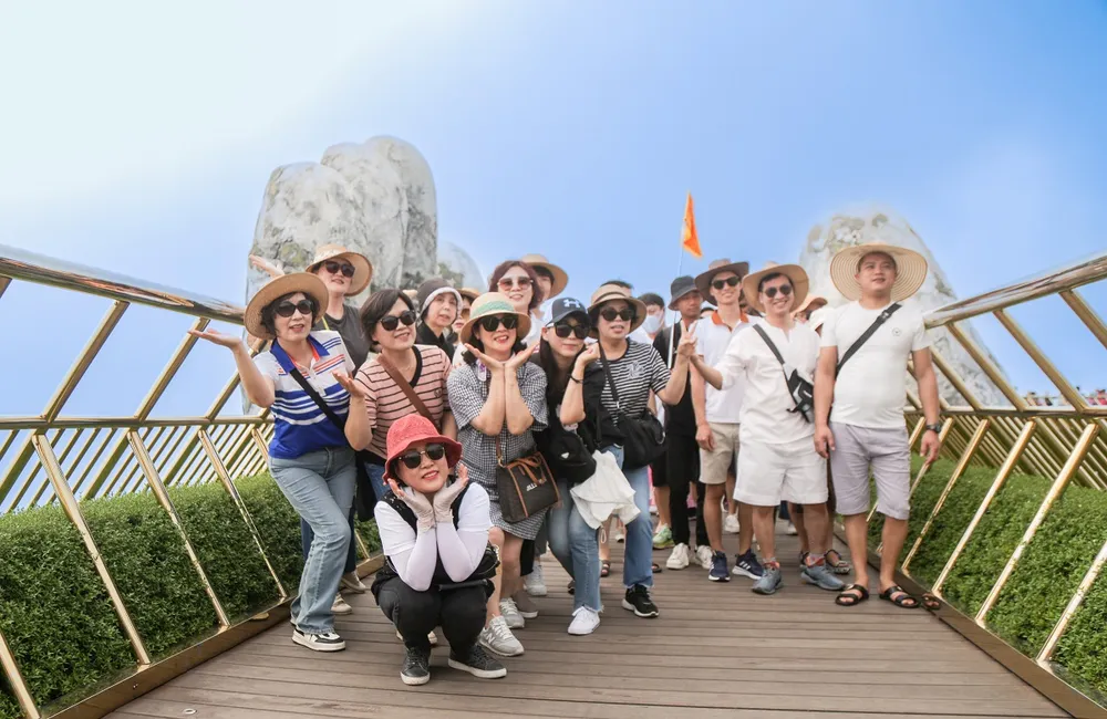 Du khách Hàn Quốc check in Cầu Vàng (KDL Sun World Ba Na Hills) Du-khach-o-ba-na.JPG