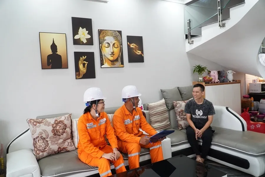 Đại diện các công ty điện lực cùng thống nhất với khách hàng ký kết biên bản thỏa thuận và phụ lục bổ sung hợp đồng về thay đổi ngày ghi chỉ số công tơ. evnnpc-thay-doi-lich-ghi-so-dien2.jpg