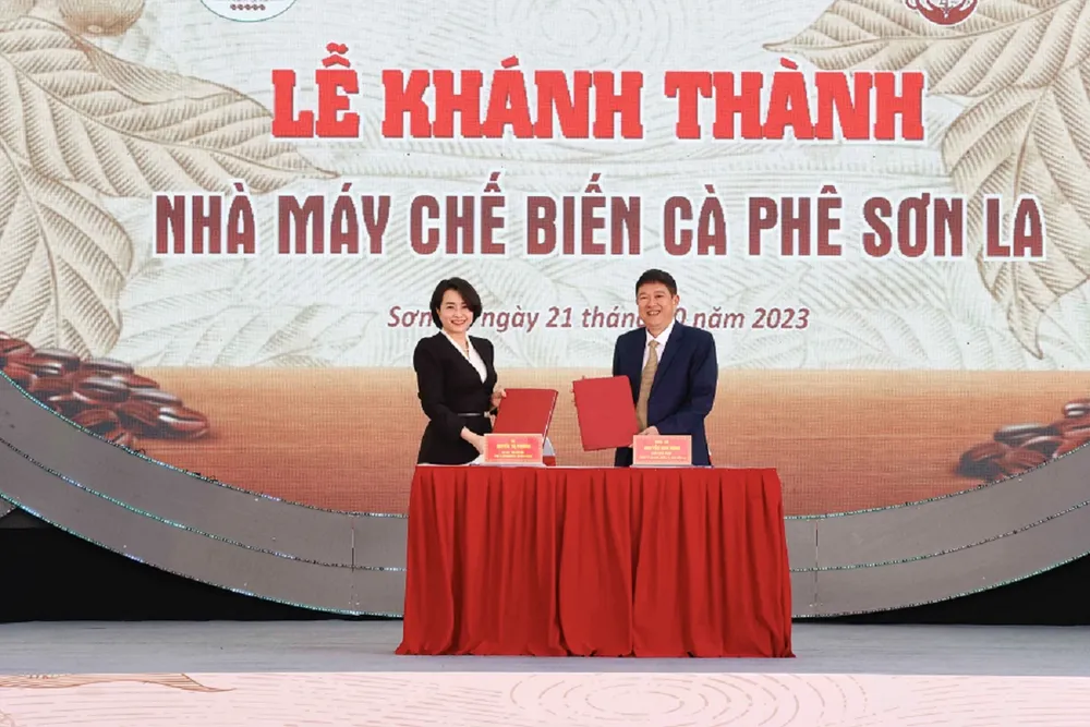 Bà Nguyễn Thị Phương, Tổng Giám đốc WinCommerce cùng ông Nguyễn Như Hùng, Chủ tịch HĐQT Công ty CP Chế biến Cà phê Sơn La WinCommerce1.jpg