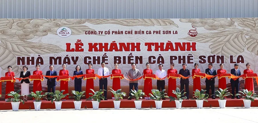 Chủ tịch Quốc hội Vương Đình Huệ cắt băng khánh thành Nhà máy chế biến cà phê Sơn La WinCommerce2.jpg