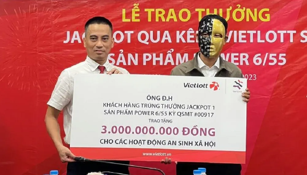 Ông Đ.H cũng như các tỷ phú Vietlott khác, đều trích một phần tiền thưởng để ủng hộ cho các hoạt động an sinh xã hội. (Nguồn: Vietlott) Vietlott2.png
