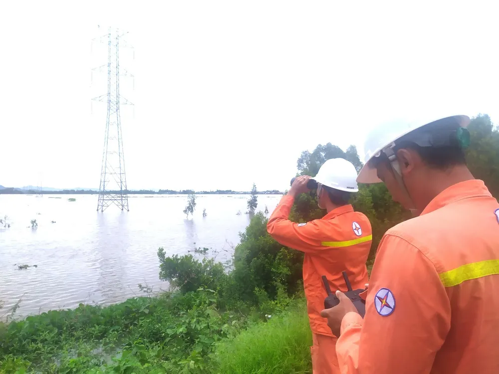 Những “ người lính truyền tải” kiểm tra đường dây 220kV mùa nước nổi. evnnpt24-10(2).jpg
