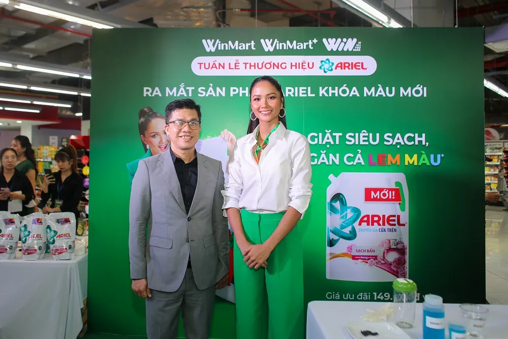 Đại diện WinCommerce cùng đại sứ thương hiệu Ariel Hoa hậu Hoàn vũ Việt Nam 2017 H’Hen Niê WinCommerce.jpg
