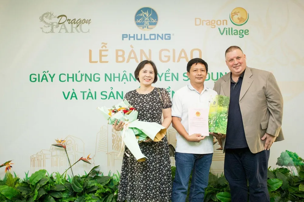 Với vai trò là chủ đầu tư, đại diện công ty Phú Long đã trao sổ hồng cho cư dân và nhà đầu tư khu biệt thự Dragon Parc. Dragon-Village7.jpg