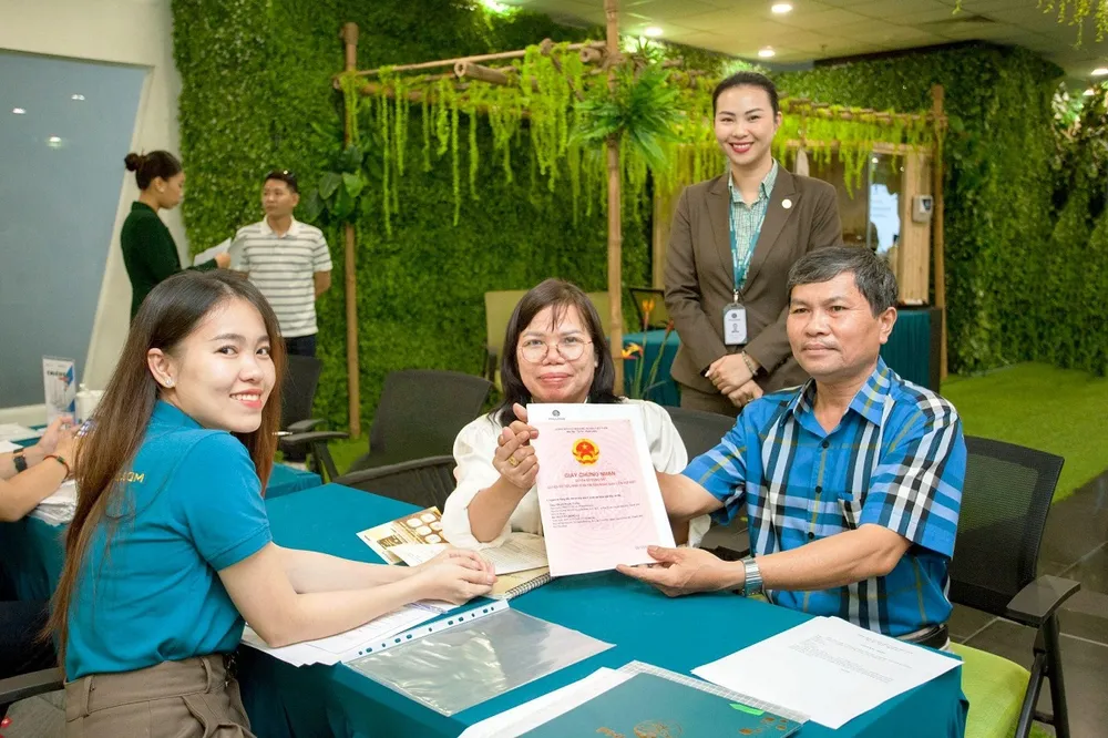 Khách hàng Dragon Parc làm thủ tục nhận sổ hồng. Dragon-Village8.jpg