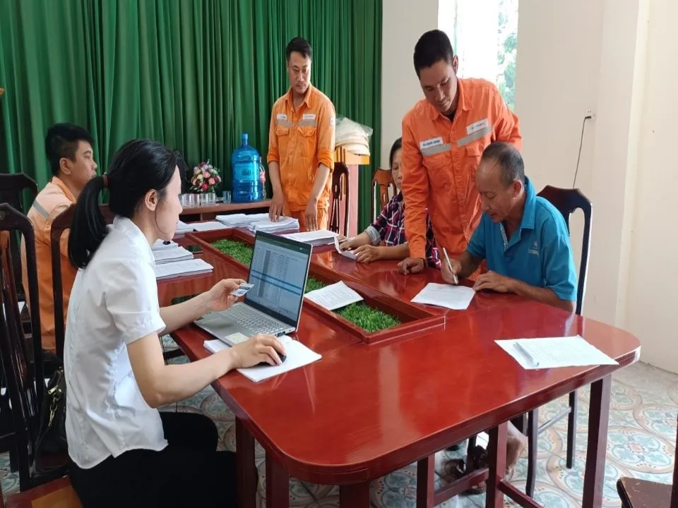 Nhân viên Điện lực hướng dẫn khách hàng ký phụ lục hợp đồng về thay đổi lịch GCS công tơ điện. evnnpc30-10 (1).jpg