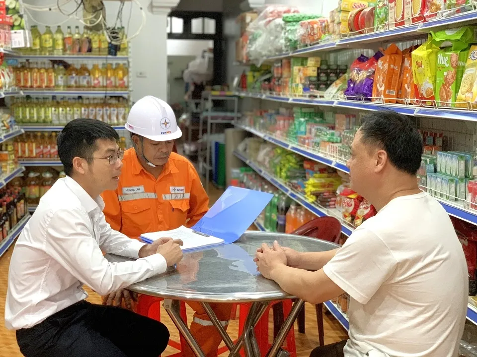 PC Lạng Sơn đẩy mạnh công tác tuyên truyền, ký thỏa thuận về thay đổi lịch GCS với khách hàng. evnnpc30-10 (2).jpg