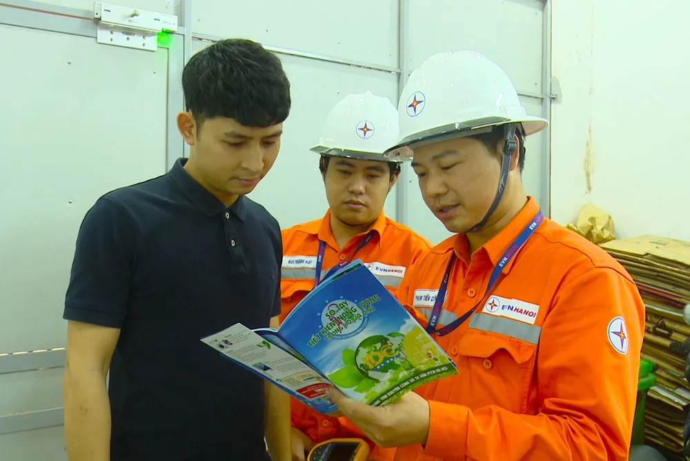 EVNHANOI đẩy mạnh tuyên truyền sử dụng điện an toàn ảnh 1 evnhn6-11.jpg