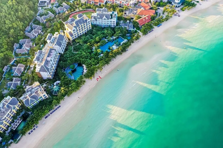 Bãi Kem của Phú Quốc nằm trong top 50 bãi biển đẹp nhất hành tinh và quy tụ hàng loạt thương hiệu nghỉ dưỡng đình đám thế giới. du-lich-Phu-Quoc1.jpg