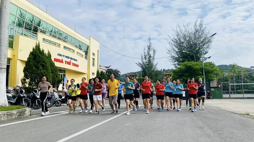 Các vận động viên Công ty Nhiệt điện Uông Bí tích cực hưởng ứng tham gia giải chạy. GENCO1-to-chuc-giai-chay-bo-online2.jpg