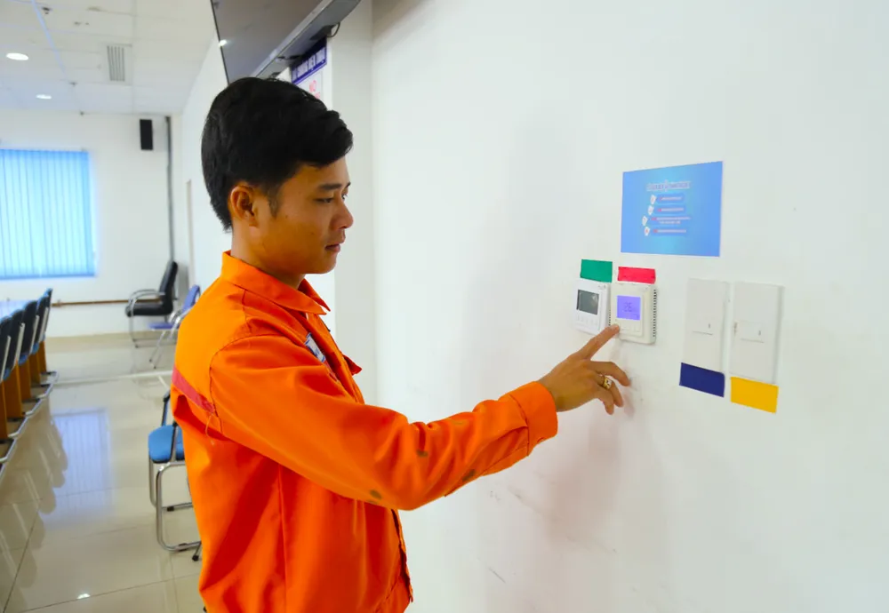 Cán bộ, nhân viên thuộc EVNGENCO1 xây dựng thói quen tắt thiết bị điện khi không sử dụng và sử dụng ánh sáng tự nhiên. EVNGENCO1 tăng cường tiết kiệm, chống lãng phí trong sản xuất, kinh doanh