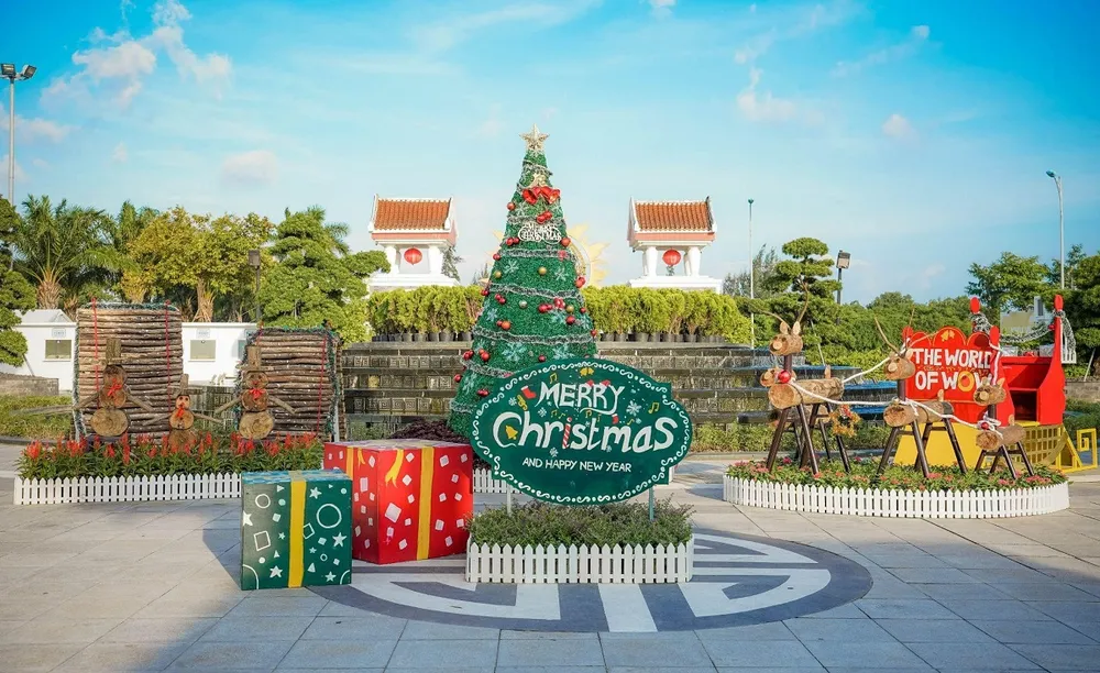 Tiểu cảnh trang trí Giáng sinh tại Công viên Châu Á choi-tha-ga-tai-cong-vien-chau-a-da-nang-mua-giang-sinh-voi-chi-120-000-dong3.jpg