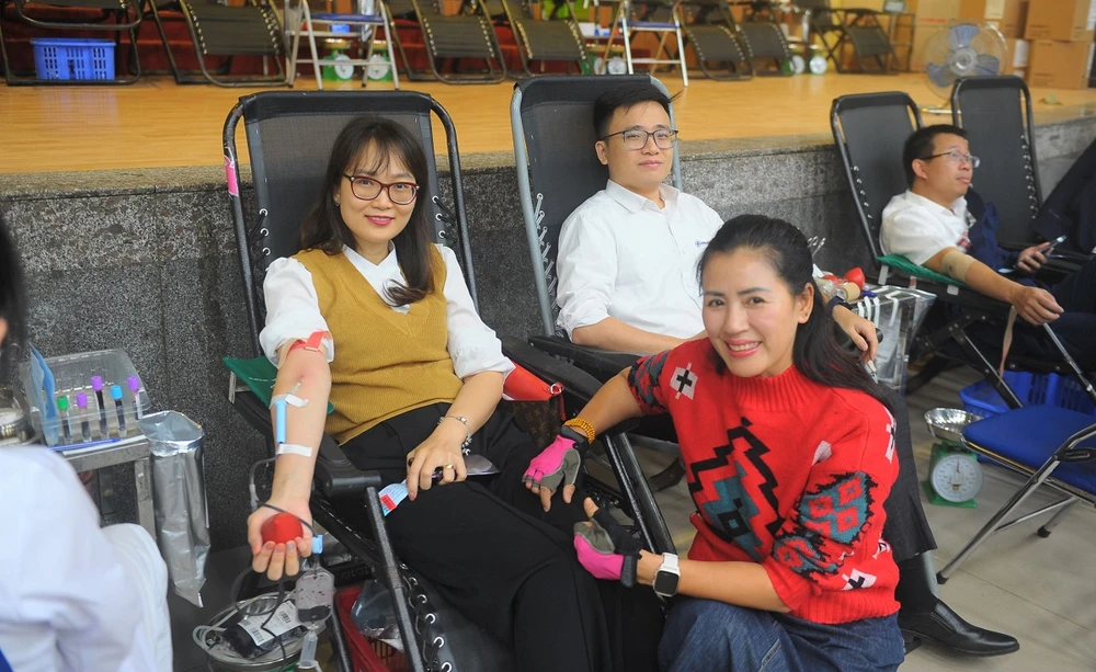 EVN, EVNGENCO1 hưởng ứng Tuần lễ hồng 'Vạn trái tim - Một tấm lòng'