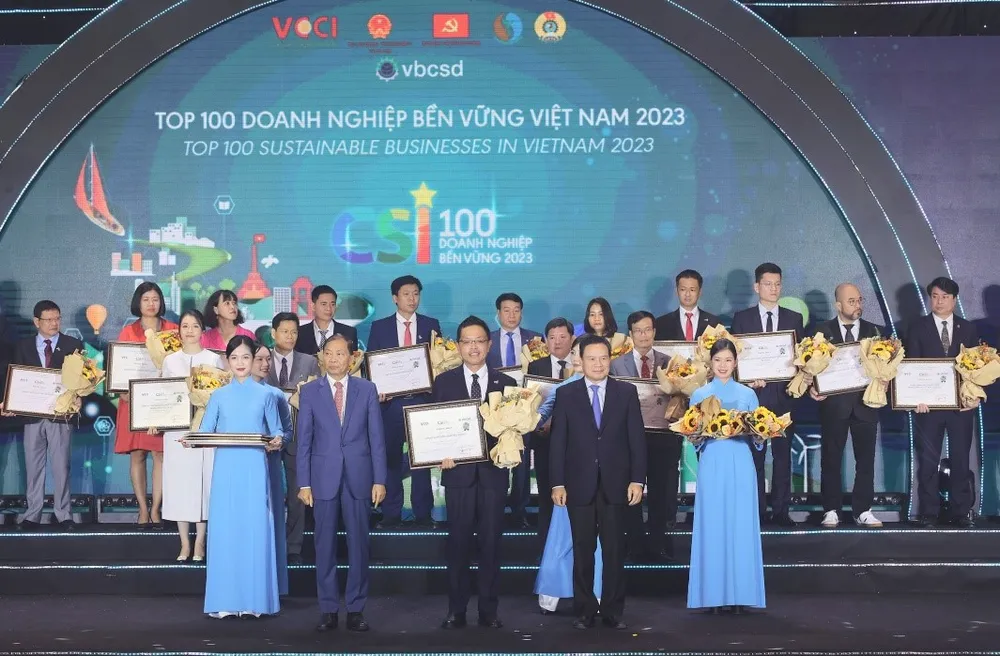acecook-viet-nam-duoc-vinh-danh-top-100-doanh-nghiep-phat-trien-ben-vung-nam-20232-7002.jpg