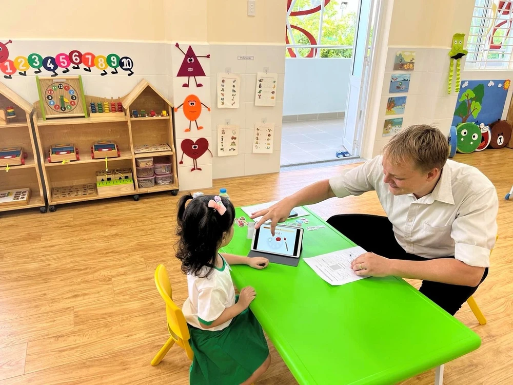 Cần đánh giá việc trẻ mầm non làm quen với tiếng Anh