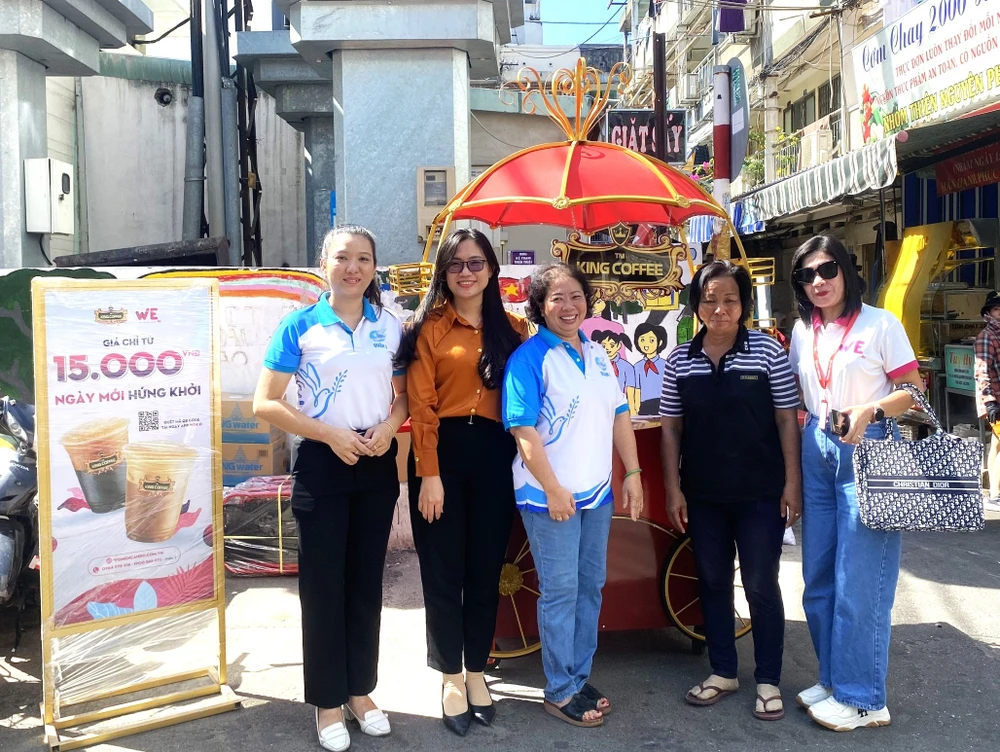Chị Lê Thị Bé ngụ tại phường 1, quận 3, TP.HCM Bà Lê Hoàng Diệp Thảo trao tặng mô hình WeHome Café cho chị em phụ nữ khó khăn tại quận 3