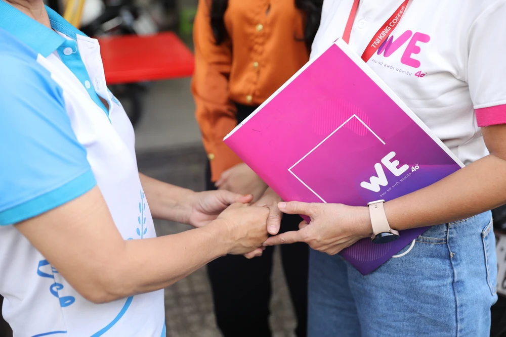Dự án Women Can Do ba-le-hoang-diep-thao-trao-tang-mo-hinh-wehome-cafe-cho-chi-em-phu-nu-kho-khan-tai-quan-33.JPG