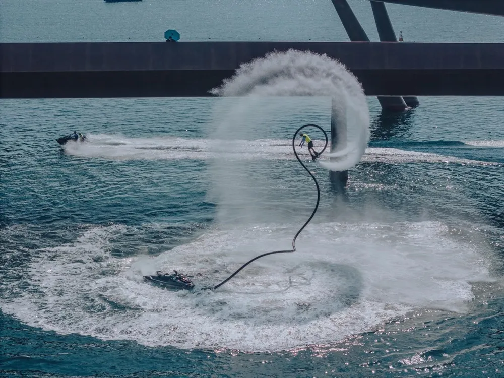 Đến show diễn Jetski chiêm ngưỡng cú bay tương đương tòa nhà 5 tầng trên mặt biển