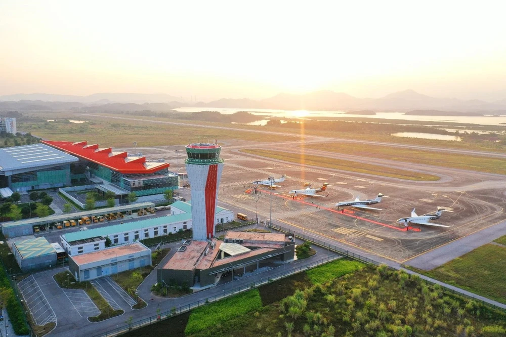 Cảng HKQT Vân Đồn là sân bay tư nhân đầu tiên ở Việt Nam được trang bị đồng bộ công nghệ, hạ tầng tiên tiến nhất ngành hàng không hiện nay. Có sân bay, cảng tàu quốc tế, Quảng Ninh 'mở lối' cho du lịch cất cánh ngay đầu năm 2024