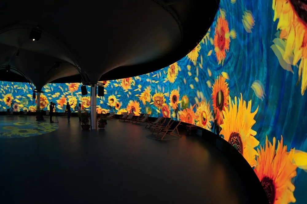 Van Gogh Immersive 720 hội tụ nhiều công nghệ trình diễn hình ảnh, ánh sáng đẳng cấp quốc tế Trải nghiệm xem tranh Van Gogh đầy choáng ngợp trong không gian 720 độ