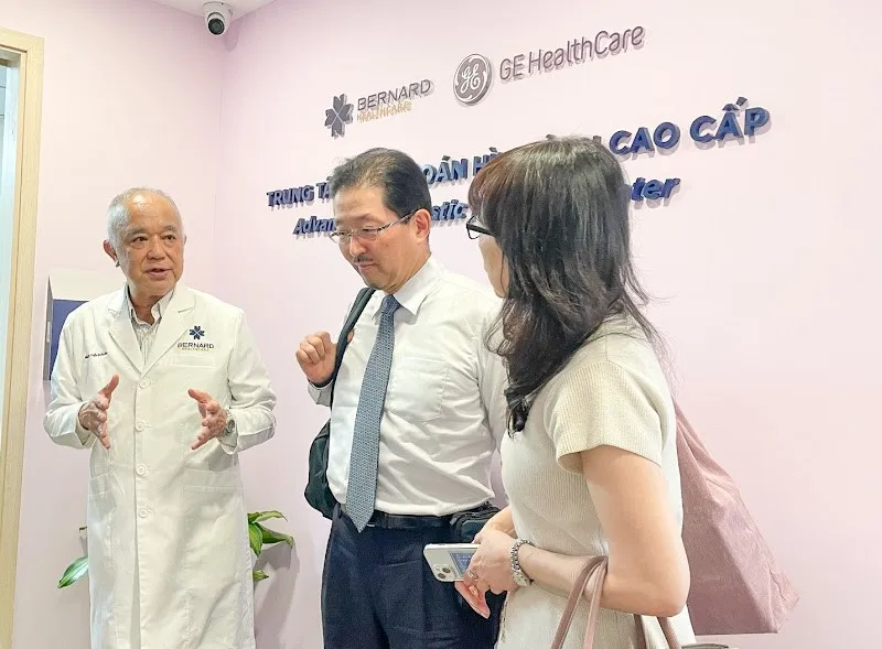Thầy thuốc ưu tú – BS CK2 Trần Đoàn Đạo – Chủ tịch Hội đồng Cố vấn Y khoa Bernard Healthcare (ngoài cùng bên trái) đón tiếp GS. BS. Yoshiyuki Takahashi (giữa) và bà Kazuyo Watanabe. Bernard Healthcare đón tiếp đại diện Bệnh viện Đại học Nagoya, tiếp tục mở rộng hợp tác y tế Nhật