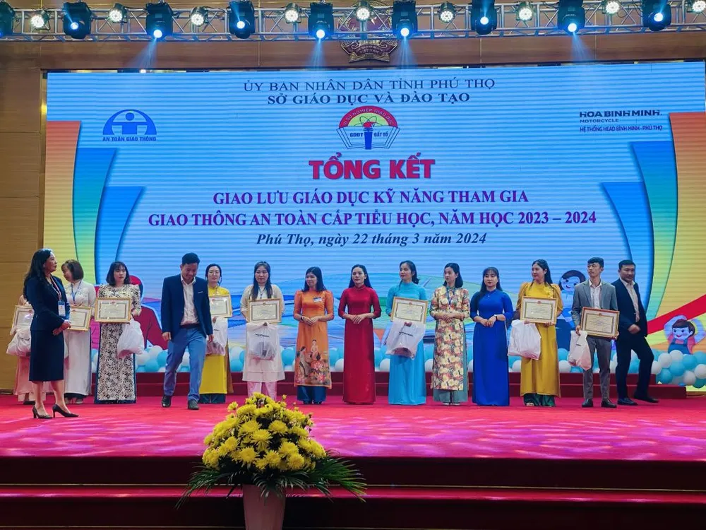 Phòng GDĐT Việt Trì đạt giải nhất toàn đoàn giao lưu giáo dục kỹ năng tham gia giao thông an toàn