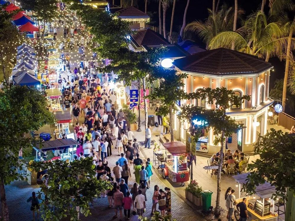 Thủ tướng thăm chợ đêm Vui Phết - Phú Quốc và giao lưu với bà con, du khách